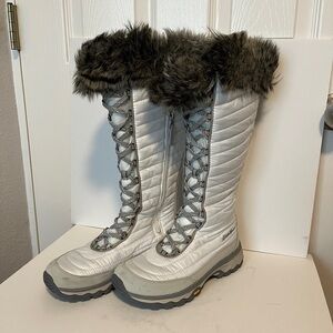 Eddie Bauer White and Gray Lace Up Boots with Fur Trim